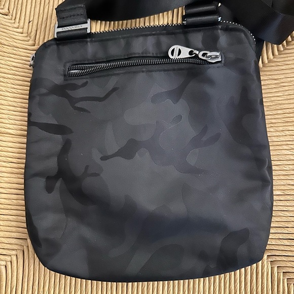 Baggallini camou crossbody - Picture 2 of 3